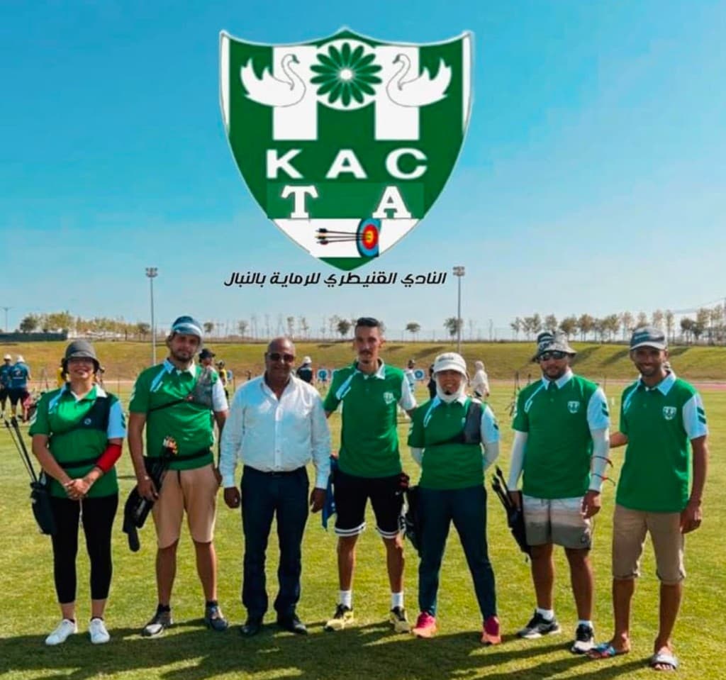 Équipe du club KACTA sur un pas de tir extérieur avec cibles